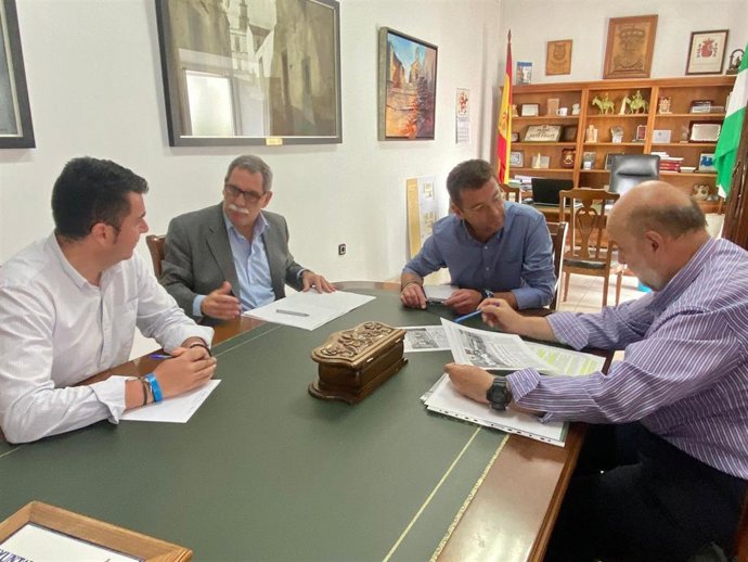 El delegado de Desarrollo Educativo y Formación Profesional de la Junta, José Francisco Viso (segundo por la izda.), en su encuentro con los alcaldes de Pedroche y Torrecampo.