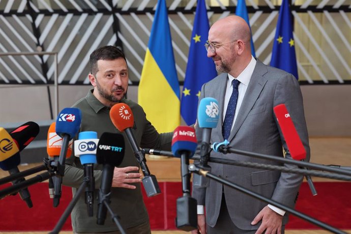 El presidente de Ucrania, Volodimir Zelenski (i), junto al presidente del Consejo Europeo, Charles Michel (d), durante el primer día de la cumbre de líderes de la Unión Europea (UE) en la capital de Bélgica, Bruselas