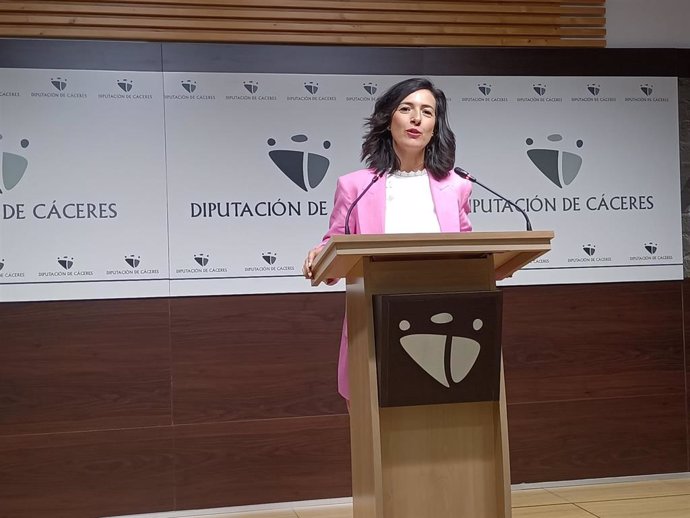 La portavoz del equipo de Gobierno de la Diputación de Cáceres, Esther Gutiérrez, en la rueda de prensa antes del Pleno