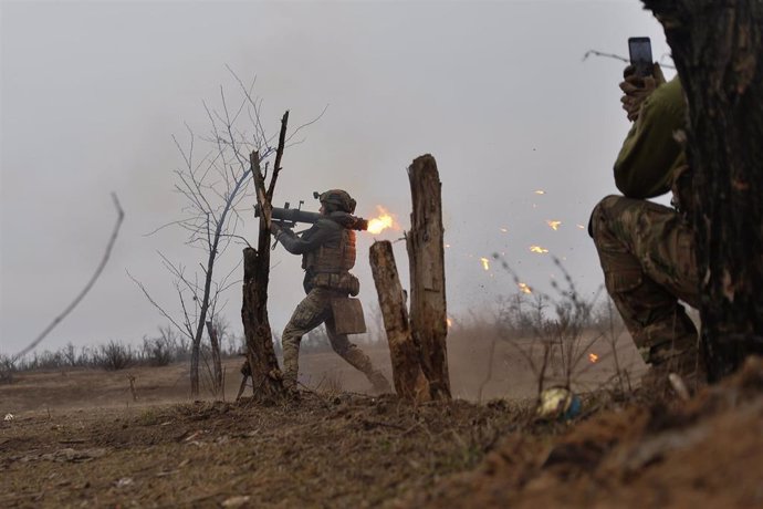 Archivo - Un militar del Ejército de Ucrania dispara contra tropas de Rusia en la provincia de Donetsk (archivo)