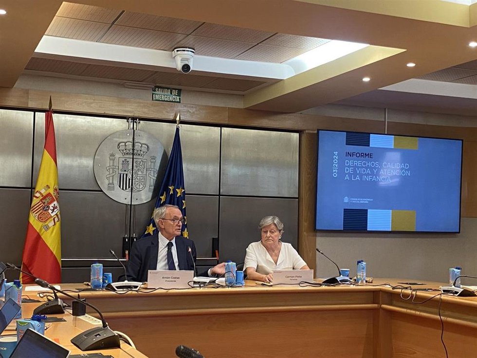 El presidente del Consejo Económico y Social (CES), Antón Costas, y la consejera del CES, Carmen Pleite, en la presentación del informe 'Derechos, calidad de vida y atención a la infancia'