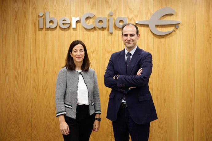 La responsable de agencia rural de Ibercaja, Elena Vicente, y el director de la Asesoría Fiscal, Juan Linares.