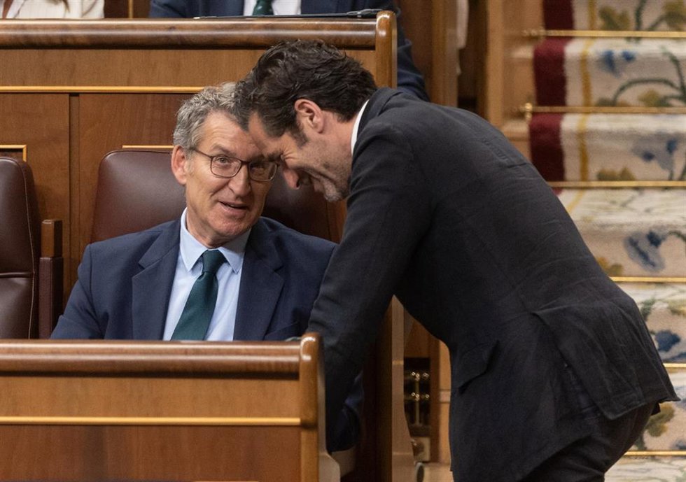 El presidente del PP, Alberto Núñez Feijóo (i) y el portavoz y vicesecretario de Cultura del PP, Borja Sémper, durante una sesión de control al Gobierno, en el Congreso de los Diputados, a 26 de junio de 2024, en Madrid (España).