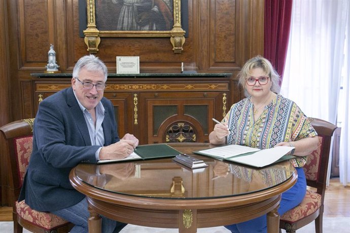 El alcalde de Pamplona, Joseba Asiron, y la vicepresidenta del CERMIN, Cristina Mondragón