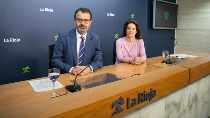 El viceconsejero de Educación, Universidades y Formación Profesional, Miguel Ángel Fernández acompañado de la directora general de Gestión Educativa, Carolina Fernández, en comparecencia de prensa