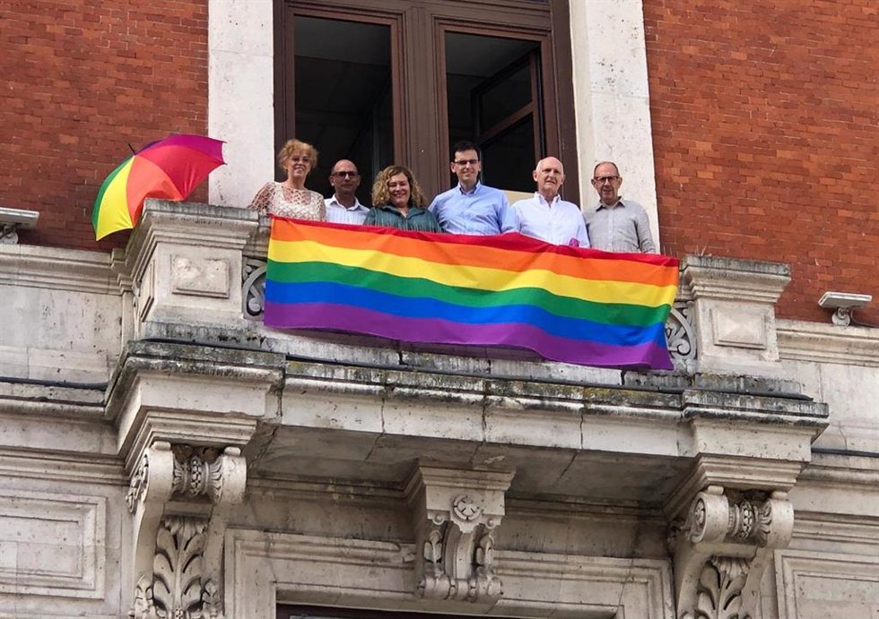 Concejales del PSOE en el Ayuntamiento de Valladolid en uno de los balcones de sus dependencias.