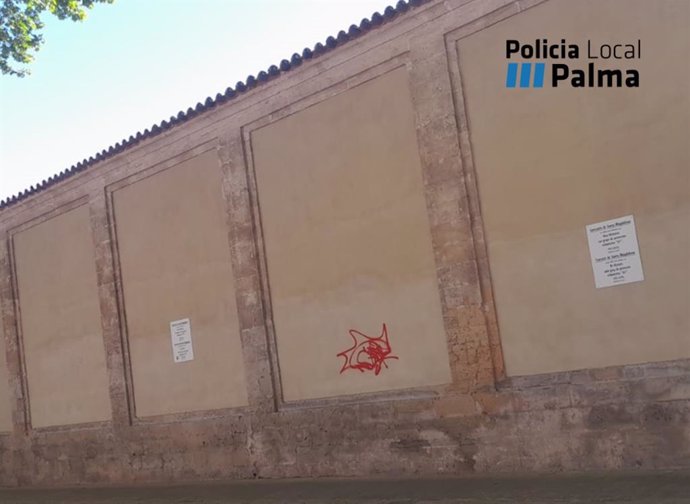 Grafiti en la fachada del monasterio de Santa Magdalena, en Palma.