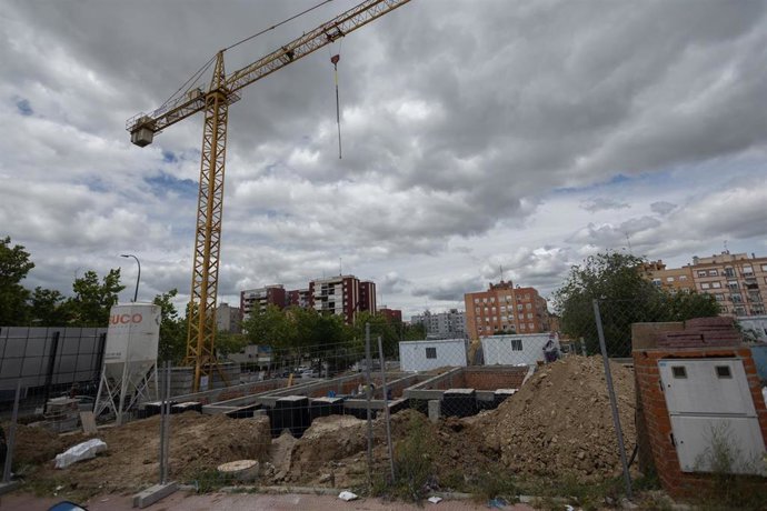 Archivo - Vista general de la obra de una vivienda, a 26 de abril de 2024, en Madrid (España). 