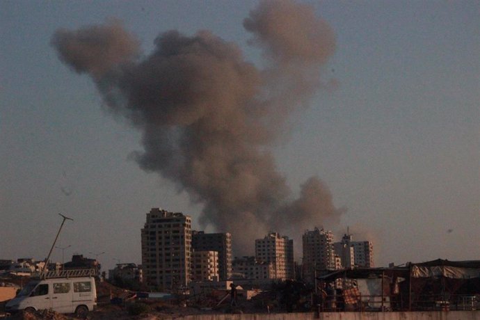 Columna de humo tras un bombardeo del Ejército de Israel contra la ciudad de Gaza, en el norte de la Franja (archivo)