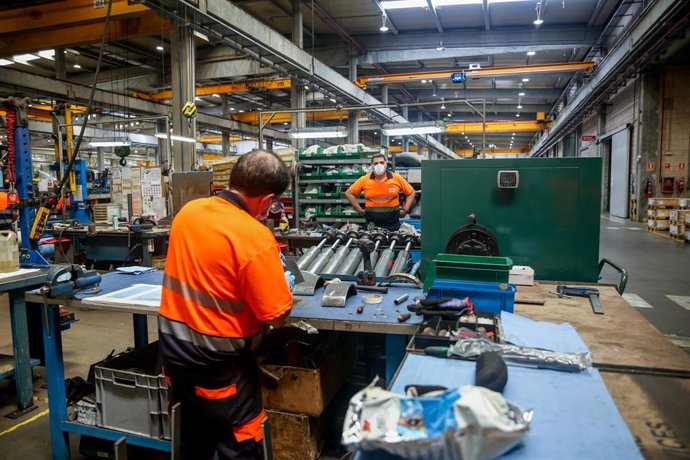 Archivo - Trabajadores en la Factoría de Talgo, a 9 de julio de 2021, en Las Rozas