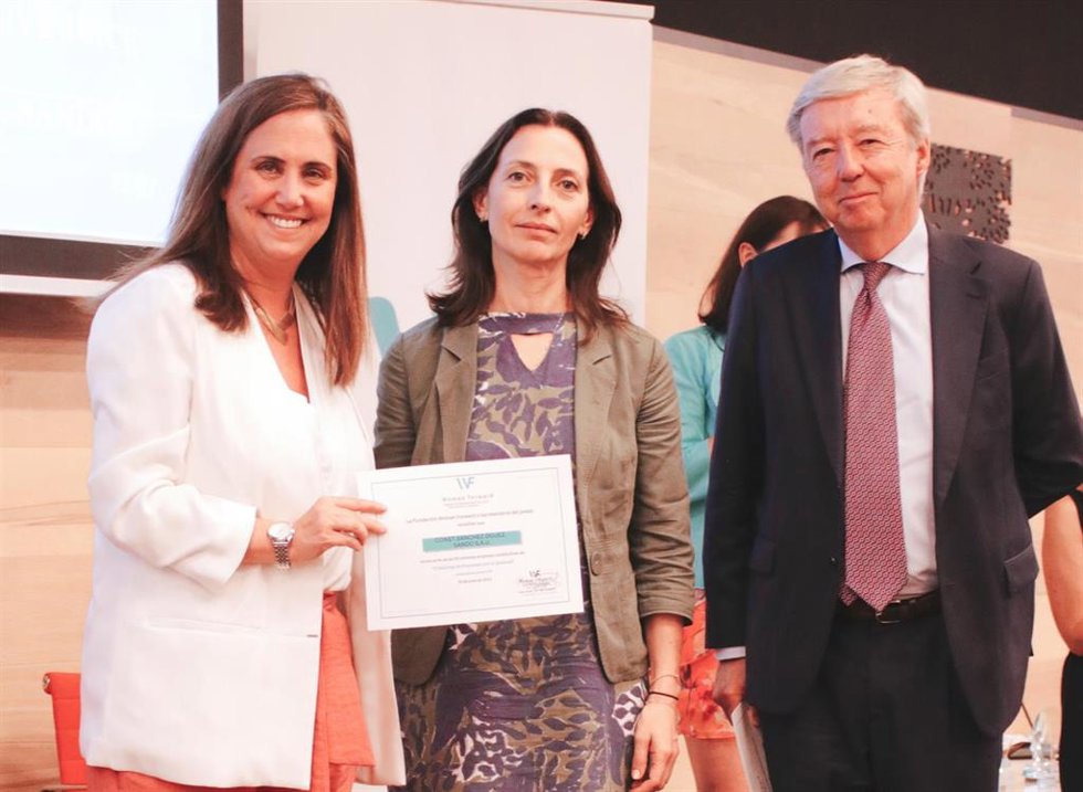 Nina Tercero Coca, directora de Recursos Humanos de Sando; Esther Sánchez Manzano, consejera delegada de Sando, y Jorge Medina Aznar, patrono de la Fundación Woman Forward y presidente No-Ejecutivo Bankinter Gestión de Activos.