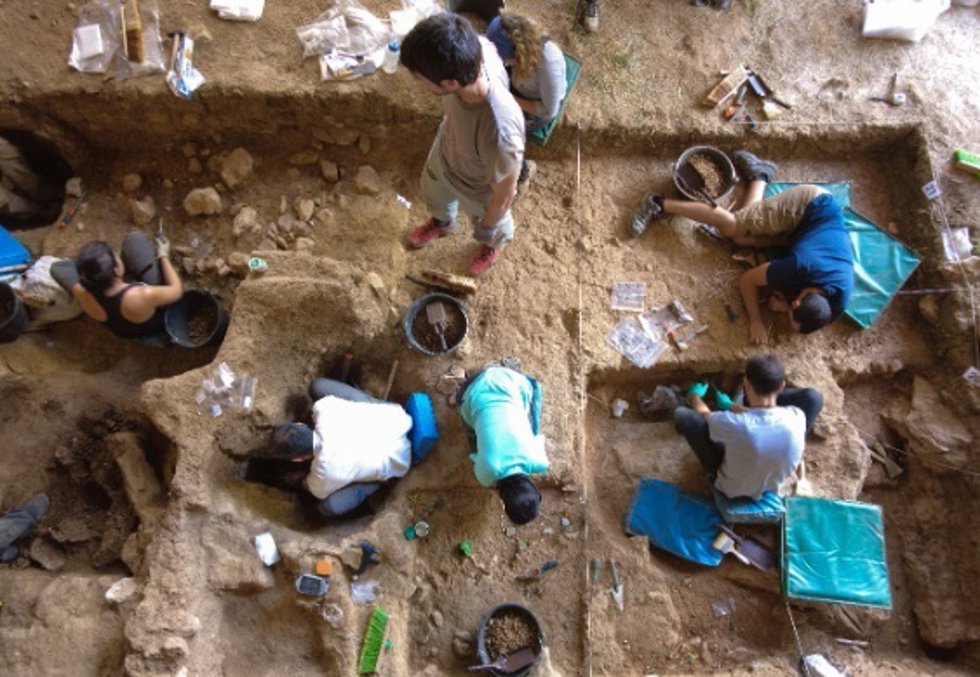 Excavación en el abrigo de la Malia, Tamajón (Guadalajara).