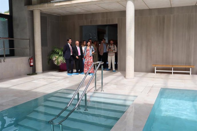 El vicepresidente segundo del Gobierno regional, José Manuel Caballero, y la consejera de Bienestar Social, Bárbara García Torijano, en el Balneario de Benito en Reolid.