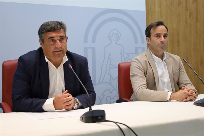 El delegado de la Junta en Huelva, José Manuel Correa (izquierda), junto al delegado de Desarrollo Educativo, Carlos Soriano.