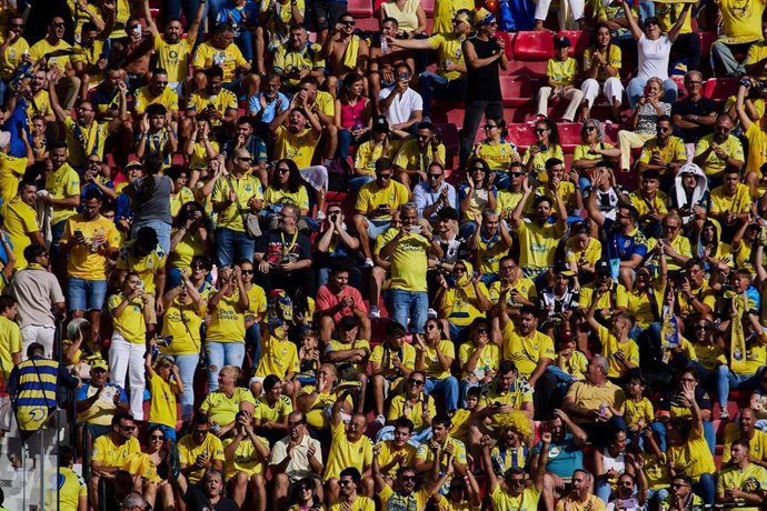 Archivo - Aficionados de Las Palmas desplazados en el Ramón Sánchez-Pizjuán.