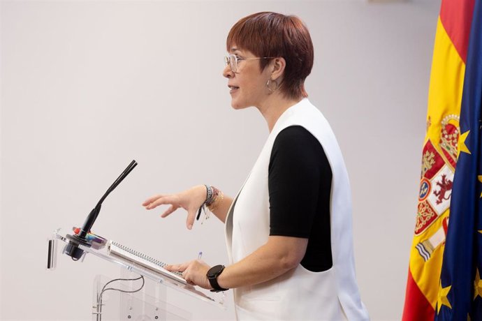La portavoz de Compromís en el Congreso, Águeda Micó, durante una rueda de prensa anterior a la Junta de portavoces, en el Congreso de los Diputados, a 25 de junio de 2024, en Madrid (España).