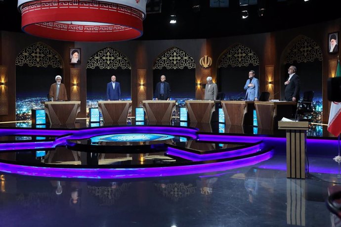 Los seis candidatos a la Presidencia de Irán durante uno de los cinco debates televisados celebrados durante la campaña electoral (archivo)