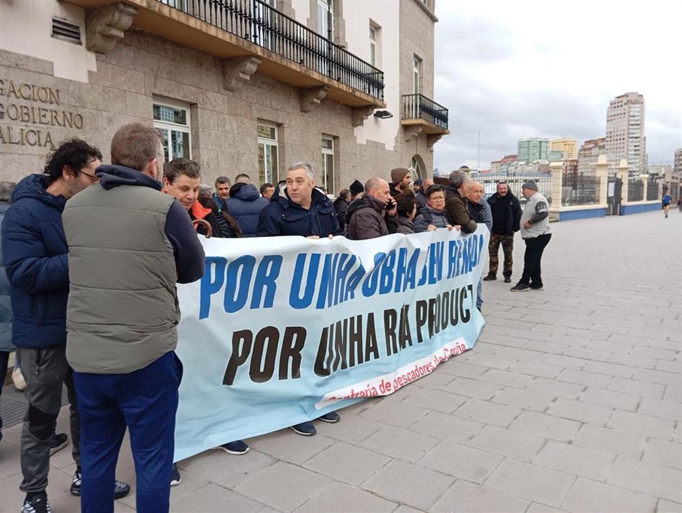 Archivo - Protesta de mariscadores de la ría de O Burgo