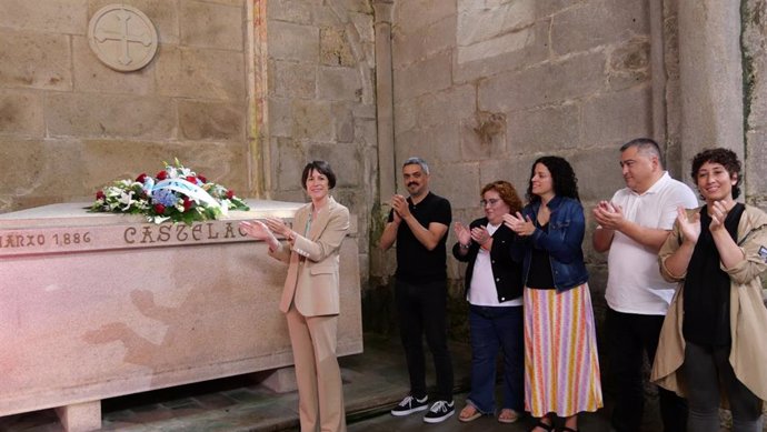 Ana Pontón realiza una ofrenda floral ante la tumba de Castelao en el Panteón de Galegos Ilustres