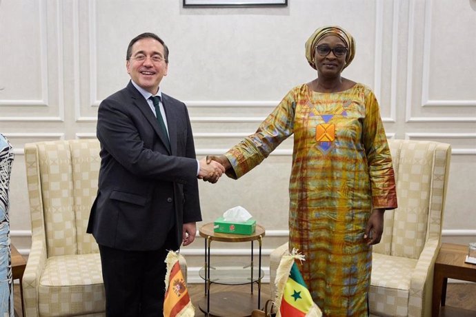 El ministro de Asuntos Exteriores, Unión Europea y Cooperación, José Manuel Albares, y su homóloga senegalesa, Yassine Fall, durante su encuentro en Dakar