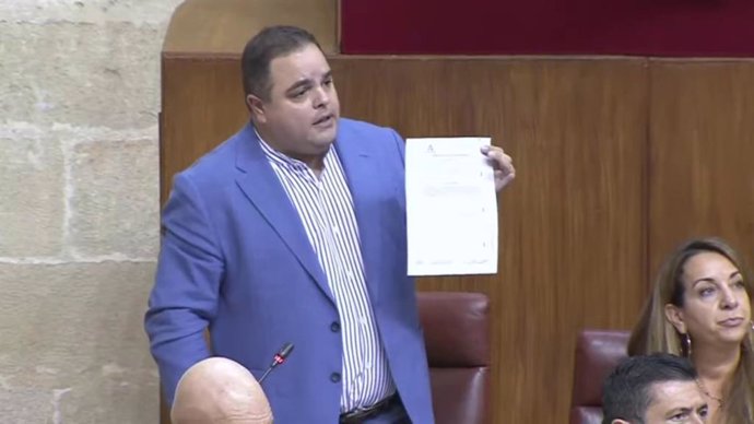 El diputado del Grupo Socialista Víctor Torres, en el Pleno del Parlamento andaluz.