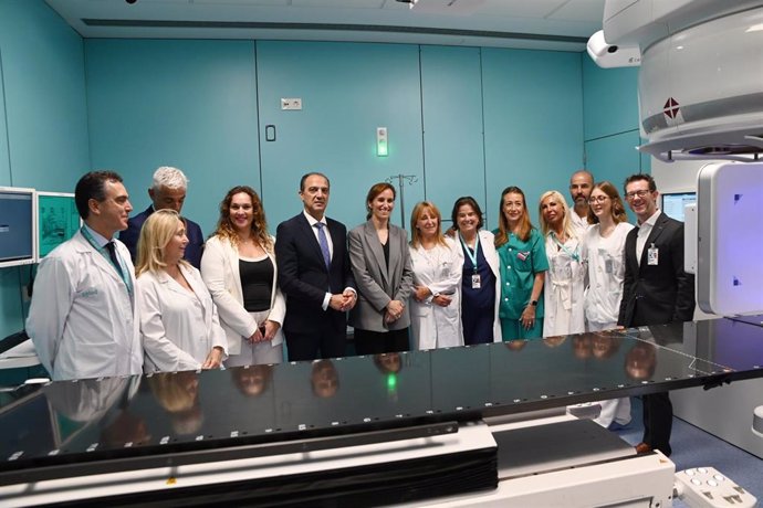 El consejero de Sanidad del Gobierno de Aragón, José Luis Bancalero (5i), y la ministra de Sanidad, Mónica García (6i), posan durante una visita al Hospital Universitario Miguel Servet, a 27 de junio de 2024, en Zaragoza.