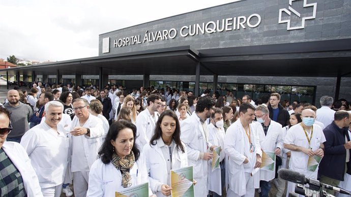 Archivo - Decenas de personas protestan durante una huelga de médicos gallegos, en el Hospital Álvaro Cunqueiro, a 11 de abril de 2023, en Vigo, Pontevedra, Galicia (España). Los médicos gallegos están llamados a secundar la huelga indefinida que convoca 