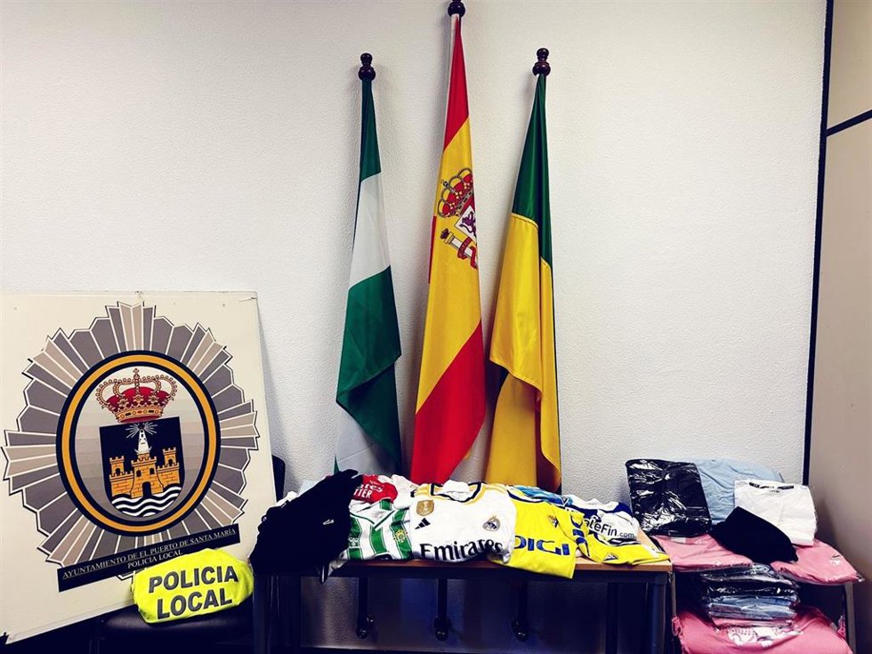 Prendas falsificadas intervenidas en El Puerto.