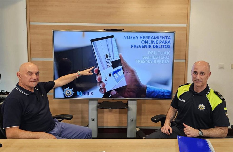 El concejal de Seguridad Ciudadana y el jefe de la Policía Local de Barakaldo presentan la nueva herramienta que permite activar cámaras de móviles en situaciones de riesgo.