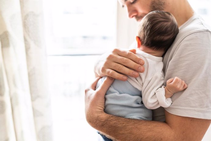 Archivo - Imagen de archivo de un padre con un bebé.