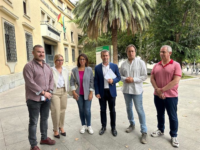 Julio Millán (c), junto a otros concejales del PSOE en el Ayuntamiento de Jaén.