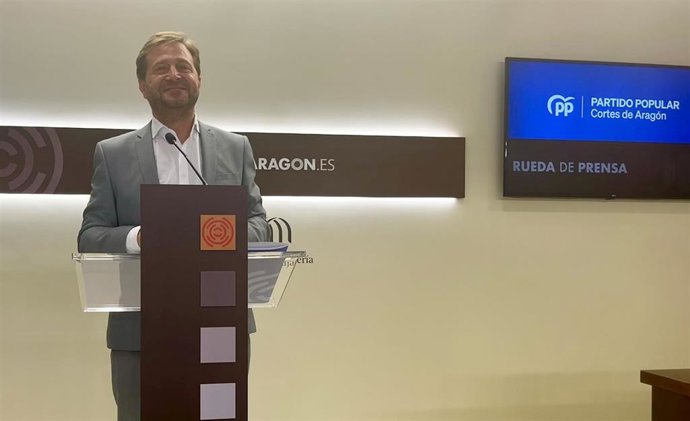 Fernando Ledesma en la sala de prensa de las Cortes