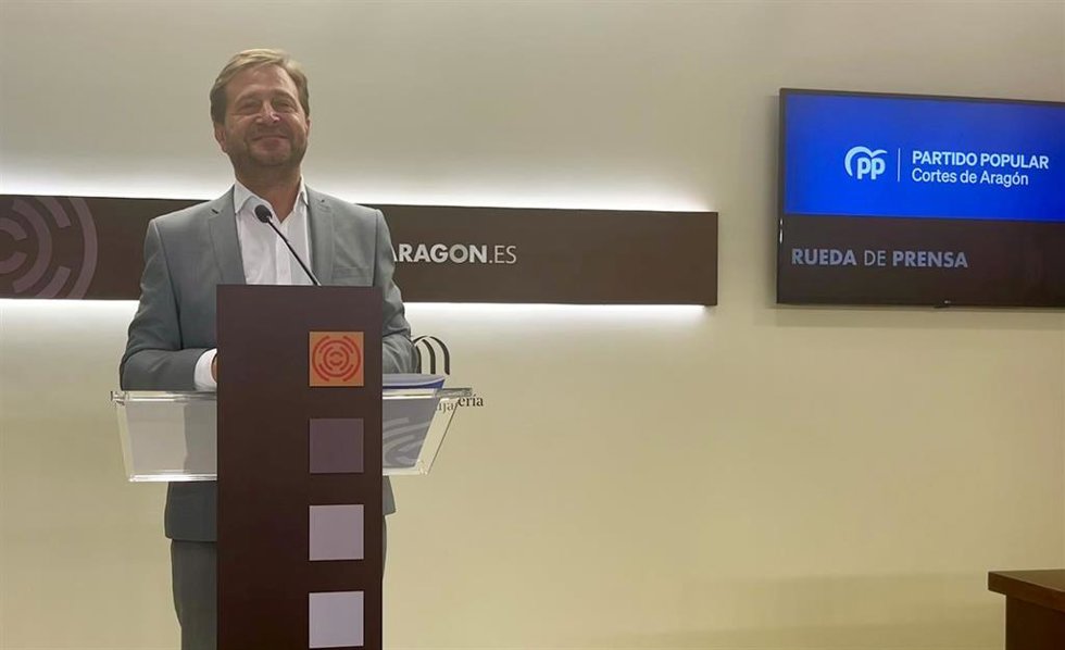 Fernando Ledesma en la sala de prensa de las Cortes