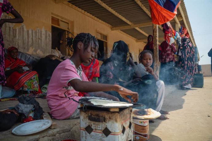 Una niña cocina pan en la escuela Um al Gurah de Puerto Sudán, que acoge a desplazados por la guerra entre el Ejército de Sudán y las paramilitares Fuerzas de Apoyo Rápido (RSF)