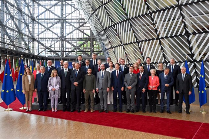 Foto de familia de la cumbre de líderes del Consejo Europeo en la capital de Bélgica, Bruselas, con la presidencia del presidente de Ucrania, Volodimir Zelenski