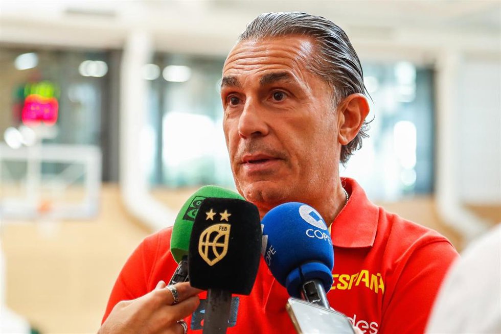 El seleccionador nacional de balonces, Sergio Scariolo, atiende a los medios en Valdebebas.