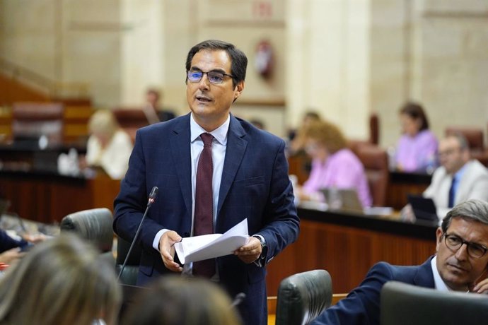 El consejero de Justicia, Administración Local y Función Pública, José Antonio Nieto, en el Pleno del Parlamento andaluz.