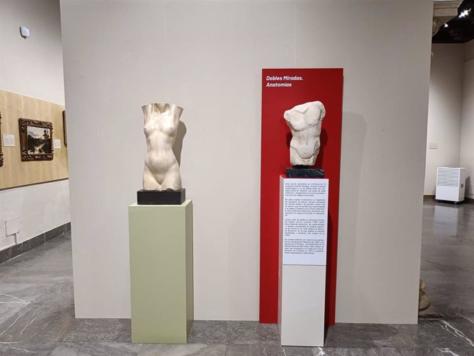 Las esculturas romana (dcha.) y de Mateo Inurria (izda.) expuestas en el Bellas Artes dentro del programa 'Dobles Miradas'.