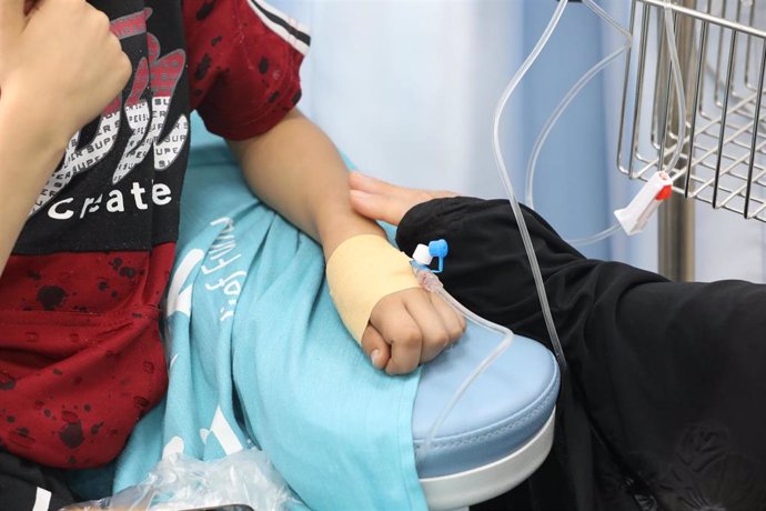 Archivo - Fotografía de archivo de un niño con cáncer en el Hospital Al Rantisi, en la ciudad de Gaza, en agosto de 2021