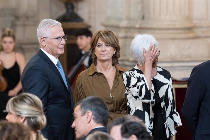 La exfiscal general del Estado, Dolores Delgado (c), y el juez Baltasar Garzón (i) durante la imposición de condecoraciones con ocasión del X aniversario de la Proclamación de Su Majestad el Rey, en el Palacio Real, a 19 de junio de 2024, en Madrid (Españ