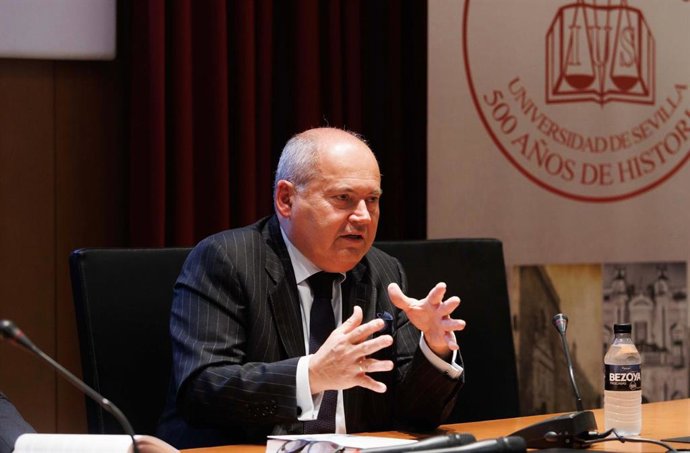 Archivo - El abogado penalista Luis Romero en un acto público