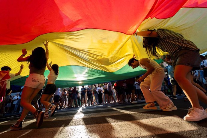 Archivo -  Diverses persones durant la manifestació de l'Orgull LGTBI+de 2023, a València (arxiu)