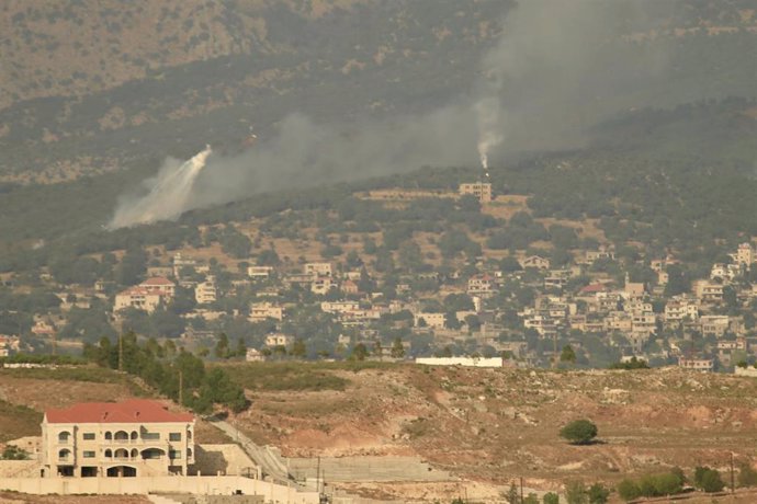 Columna de humo tras un ataque israelí en el sur de Líbano