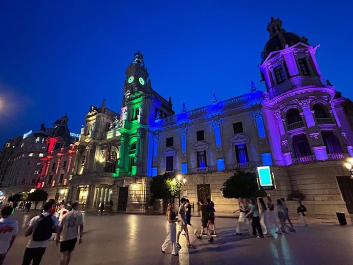 Façana de l'Ajuntament de València il·luminada amb els colors de la bandera LGTBI