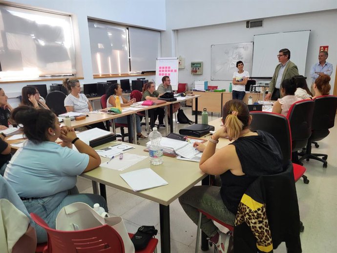 El delegado de Cartuja, Parques Innovadores, Empleo, Economía, Comercio y Consumo, Álvaro Pimentel, ha visitado el Centro Municipal de Formación y Empleo Sur que actualmente está desarrollando una serie de programas y proyectos.