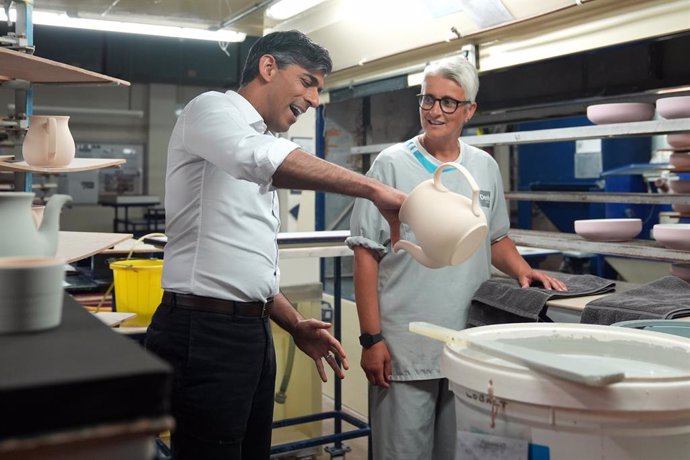 27 June 2024, United Kingdom, Ripley: UK Prime Minister Rishi Sunak dipping pots with staff member Georgia Plinston during his visit to Denby Pottery Factory, Ripley, while on the General Election campaign trail. Photo: Joe Giddens/PA Wire/dpa