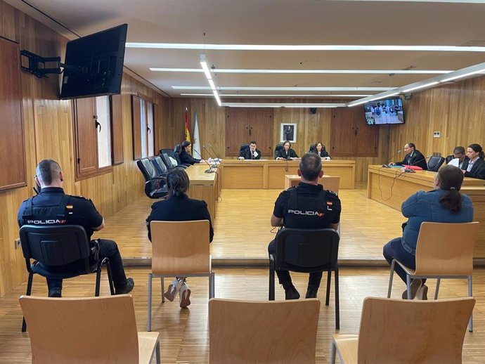 Las dos mujeres acusadas de retener a una octogenaria contra su voluntad en un piso de Vilalba (Lugo) durante más de un año, sentadas este jueves en el banquillo de la Audiencia Provincial. En Lugo, a 27 de junio de 2024.