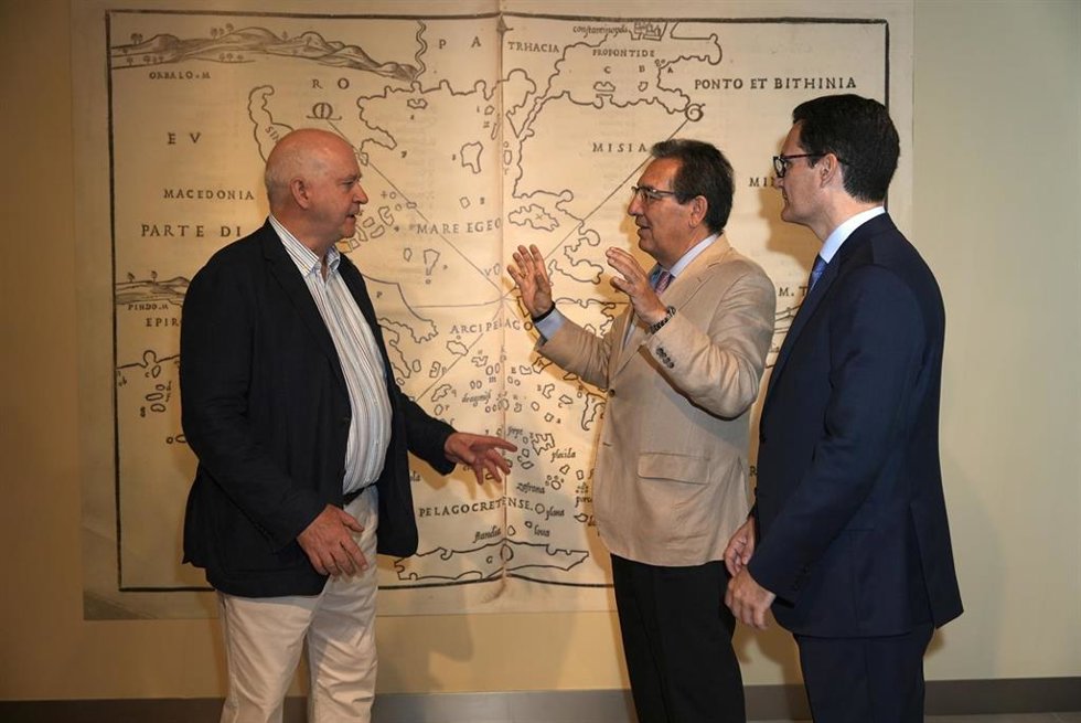 El presidente de la Fundación Cajasol, Antonio Pulido, junto al resto de autoridades en la inauguración de la muestra.