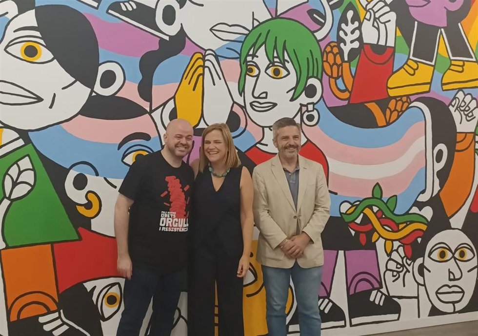 La delegada del Gobierno en la Comunitat Valenciana, Pilar Bernabé, el director general para la Igualdad Real y Efectiva de las Personas LGTBI+, Julio del Valle, y el coordinador de Lambda, Fran Fernández