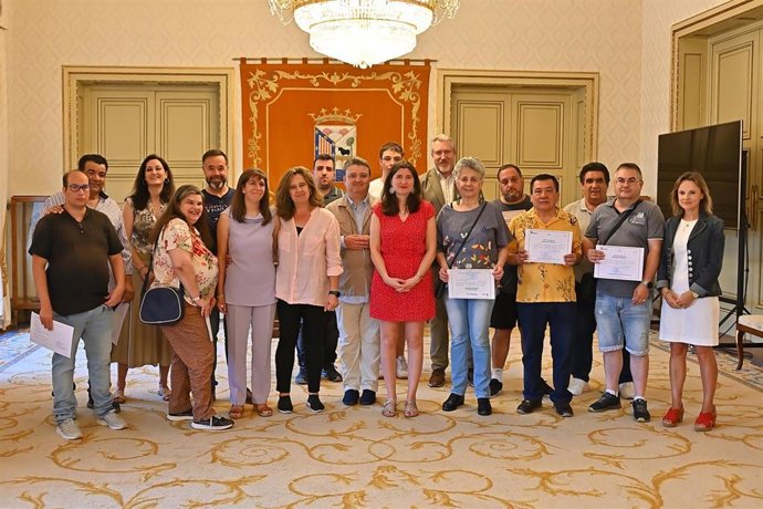 Ayuntamiento de Salamanca entrega los diplomas a los 43 participantes en los cursos formativos para su inserción laboral